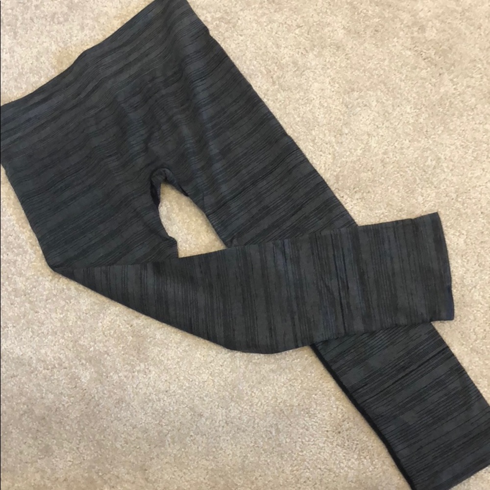 Seamless tight striped grey and black Capri